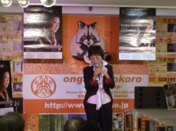 画像: クミコさん　店頭歌唱